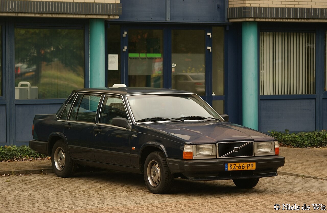 Source identifies a 1984 Volvo 740 GLE Overdrive sedan. Exact B23E engine and Swedish-market specification not independently established by this exterior photo.