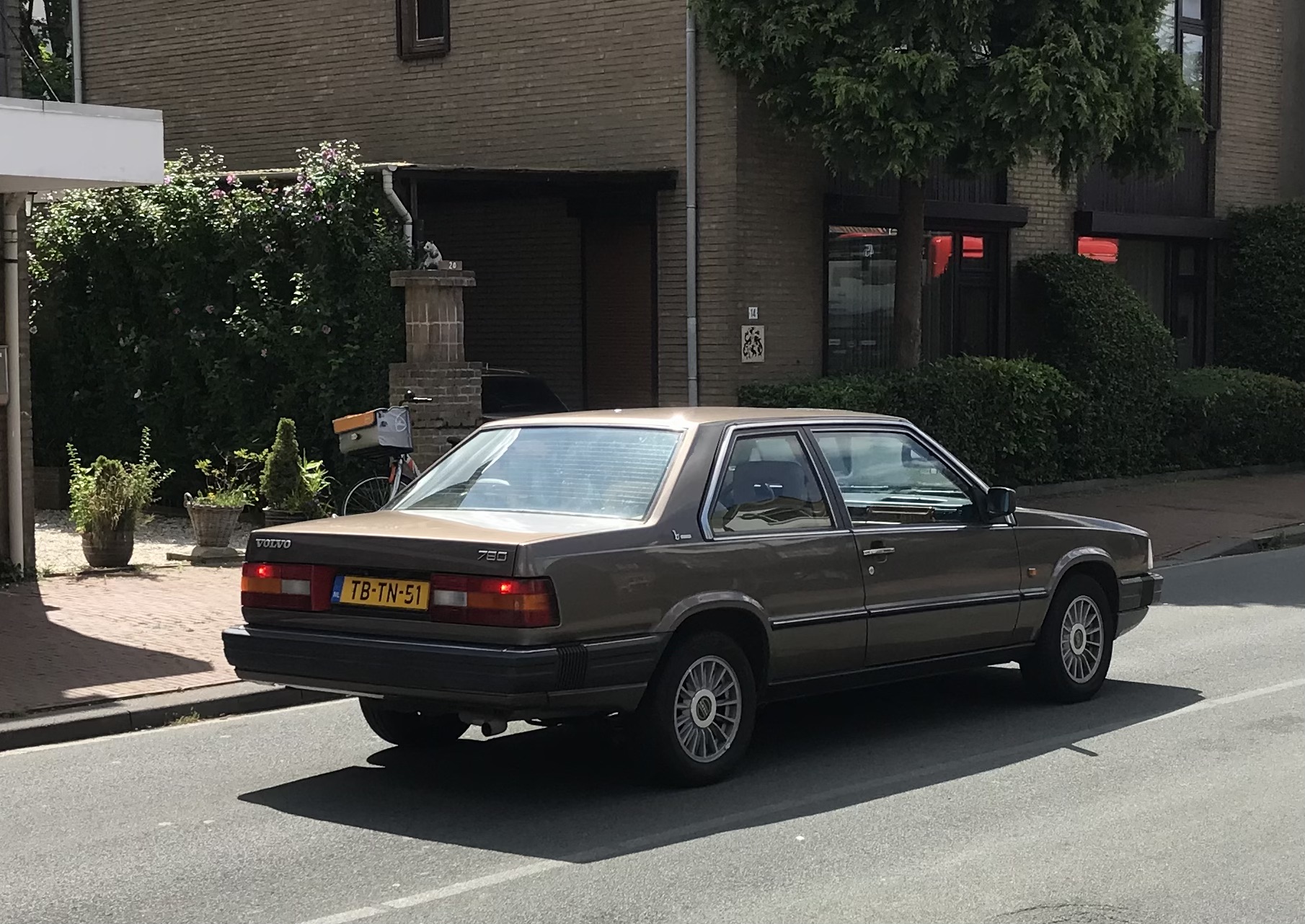 Commons explicitly identifies a 1987 Volvo 780 Turbo; rear badge and body visually match.
