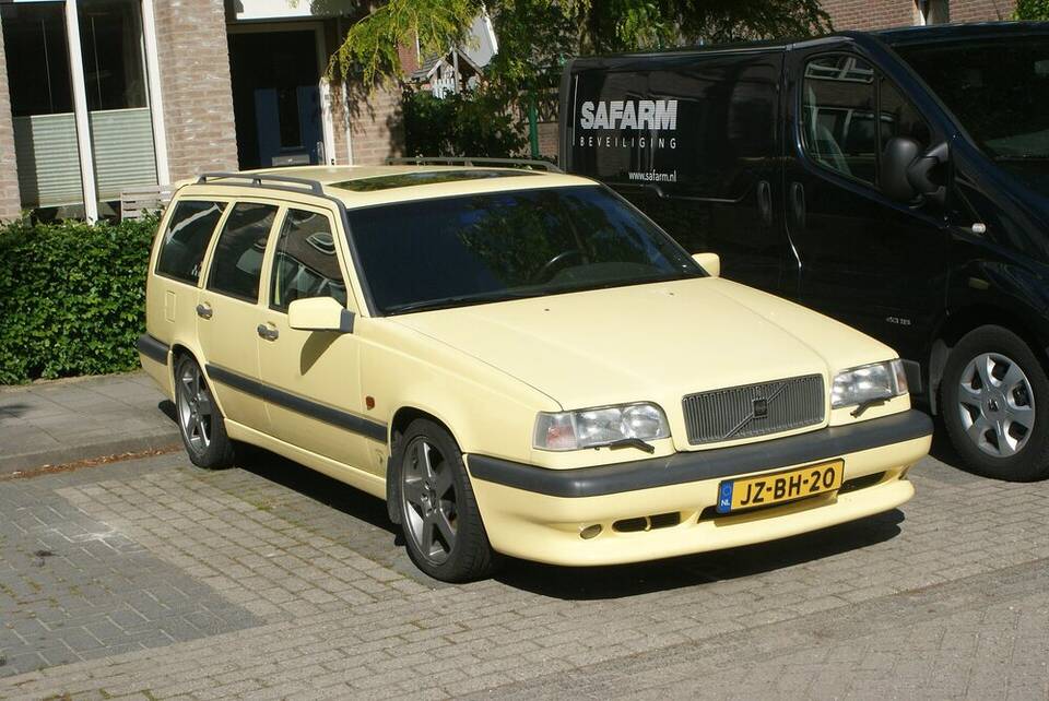 Commons identifies a 1995 Volvo 850 T5-R Estate. The Dutch-registered, left-hand-drive survivor represents the same T-5R estate, not the profile’s exact UK-market manual configuration.
