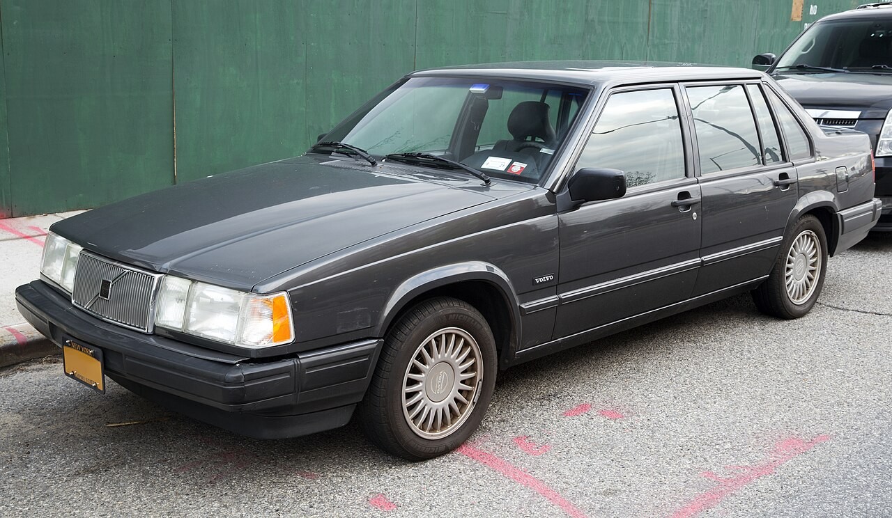 Representative 1992 US-market Volvo 940 GL sedan, identified by source as B230F automatic. Same early sedan family; year, market and engine differ from the 1991 Swedish profile.