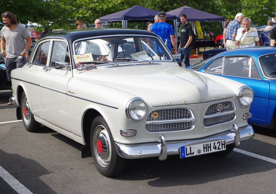 Commons identifies this as a 1960 Volvo Amazon with a 1,600 cc, 60 PS engine. It represents the early four-door Amazon/P120 body, not the profile’s exact 1957 Swedish launch car.
