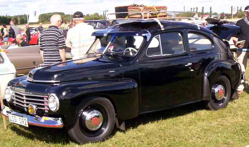 Commons identifies a 1947 Volvo PV444 two-door sedan. That matches the profile year and model, but the file record does not independently prove the A-series chassis designation.
